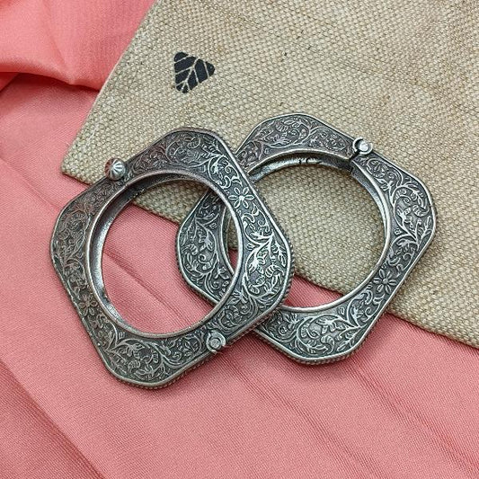 Flat Kada Bangle With Filigree Work